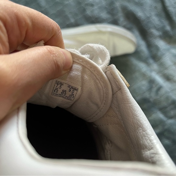 Vans Old Skool White Leather Sneakers – Classic‎ Low Top Skate Shoes (Unisex) - Picture 4 of 7